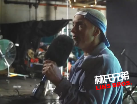 Eminem拿起“Monster”型号的话筒模仿Elton John唱歌曲Stan的Hook部分 (视频)