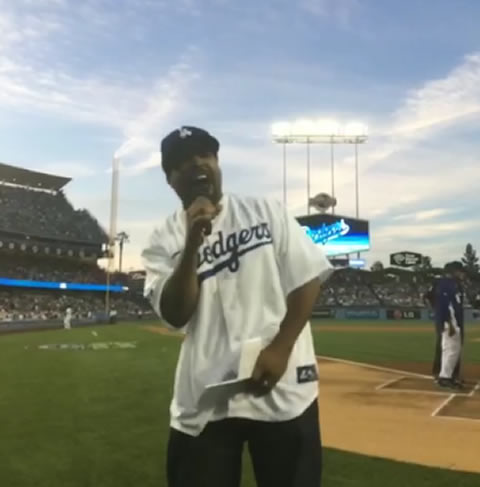 Ice Cube在洛杉矶道奇队 Vs. Eminem家乡棒球队比赛前投掷出了第一球 (2部视频)