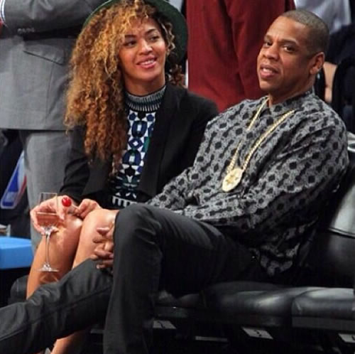Jay Z和老婆Beyoncè观看网队比赛..Bey惬意吃棒棒糖喝香槟 (照片)