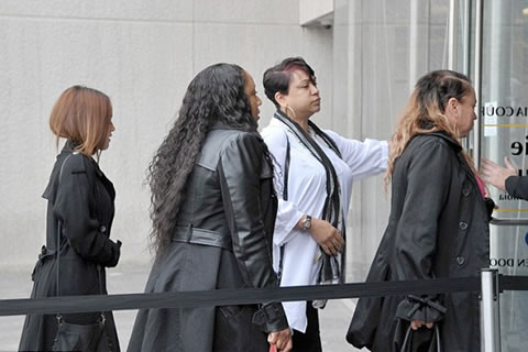 表情凝重! Chris Brown得到女友Karrueche, Bow Wow等到法院支持 (8张照片)
