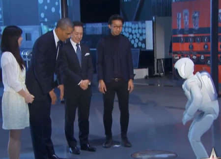 恐怖! 美国总统奥巴马和日本机器人踢足球..机器人还展示跑步, 跳跃，单腿平衡动作 (视频)