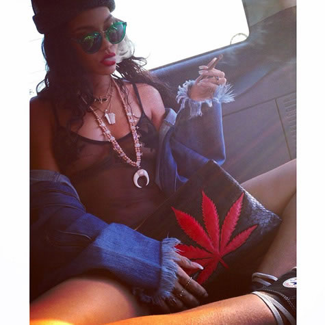 Rihanna透明性感着装在海滩抽大麻庆祝大麻日..敏感部位用大麻叶形状遮住 (照片+视频)