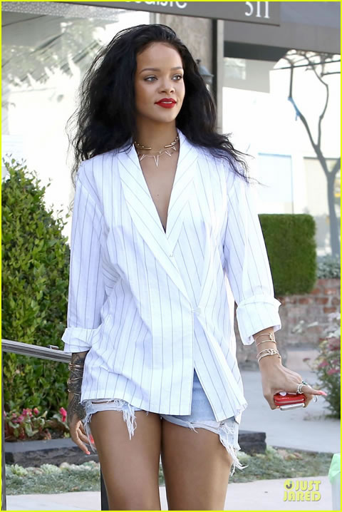 Rihanna穿上高跟鞋展示她的美腿..她摆Pose很欢迎狗仔拍照..很Nice (6张照片)