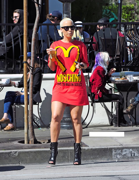 Wiz Khalifa老婆Amber Rose穿上麦当劳灵感设计的T shirt裙 ..开保时捷跑车 (照片)