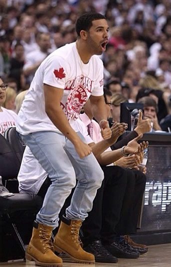Drake在“攻击”Jay Z后在球场上为多伦多猛龙队加油..可惜输给了Jay的篮网 (照片)