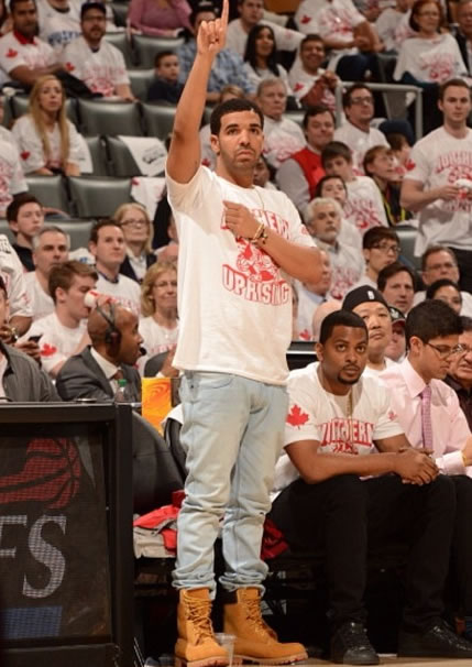 Drake在“攻击”Jay Z后在球场上为多伦多猛龙队加油..可惜输给了Jay的篮网 (照片)