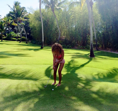 穿比基尼赤脚打高尔夫球..Beyonce颠覆高雅运动的着装规则 (照片)