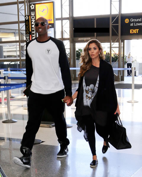 NBA超级巨星科比和漂亮老婆手牵手..抵达机场去旅游 (照片)