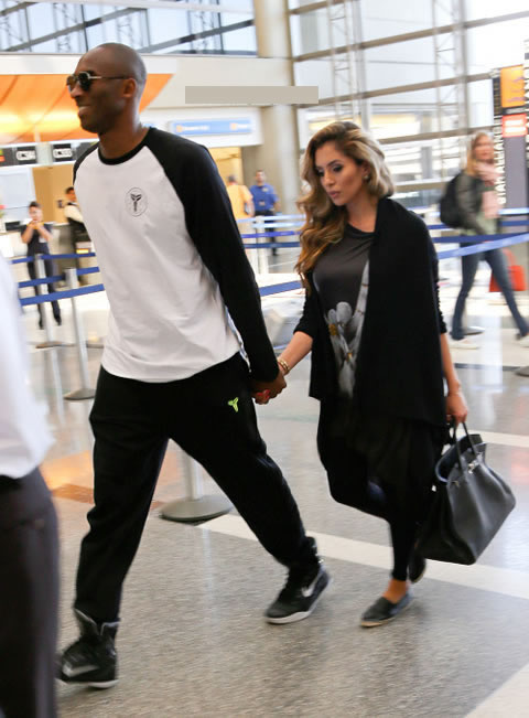 NBA超级巨星科比和漂亮老婆手牵手..抵达机场去旅游 (照片)