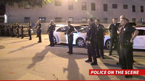 差点失控! T.I.和好兄弟Game在夜店外面与警方对峙..警察躺着“中枪” (视频+照片)