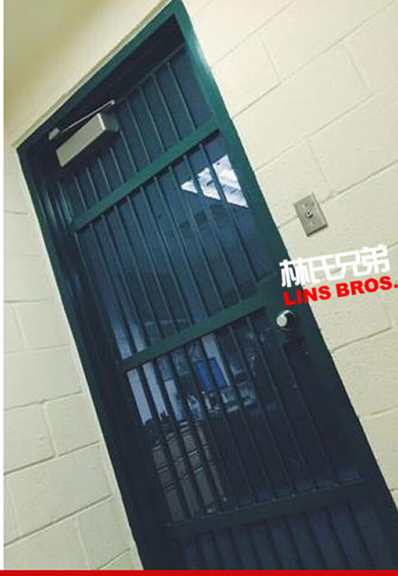更新照片：Wiz Khalifa因为藏有大麻Weed被捕..他并不慌在监狱里自拍 (照片)