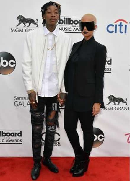 Wiz Khalifa最近迷上“破洞”服装，这次穿上时尚裤子，解暑! 老婆Amber戴上比脸还大的墨镜 (照片)