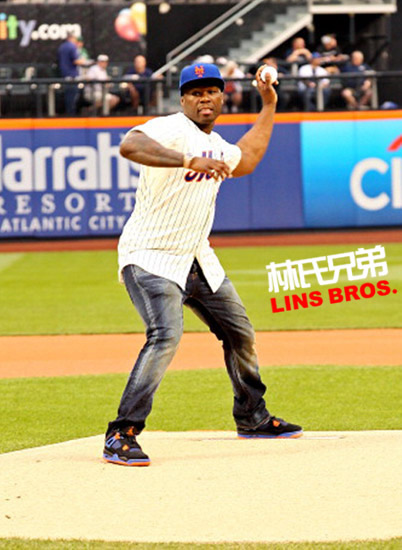 50 Cent最近很狂野..但是这样的棒球第一投一点也不狂野..不过有点打假球的嫌疑 (视频)