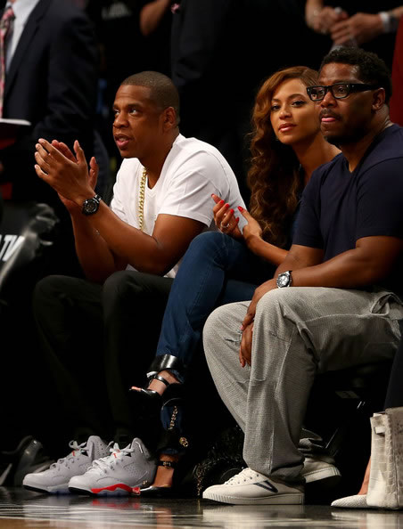 被老婆Beyonce亲妹妹殴打后..Jay Z没有被任何影响和Bey一起欢笑观看NBA季后赛 (照片)