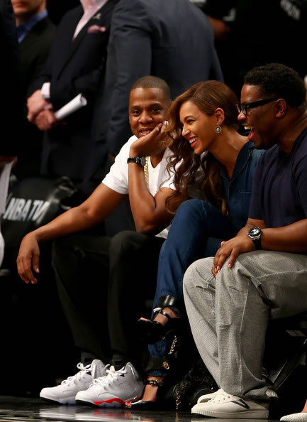 被老婆Beyonce亲妹妹殴打后..Jay Z没有被任何影响和Bey一起欢笑观看NBA季后赛 (照片)