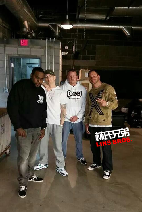 Eminem与他的嘻哈团体Slaughterhouse成员Crooked I拍照..Em看起来有点累 (3张照片)