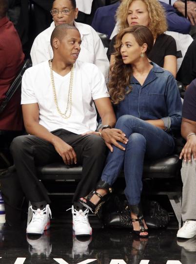 被老婆Beyonce亲妹妹殴打后..Jay Z没有被任何影响和Bey一起欢笑观看NBA季后赛 (照片)