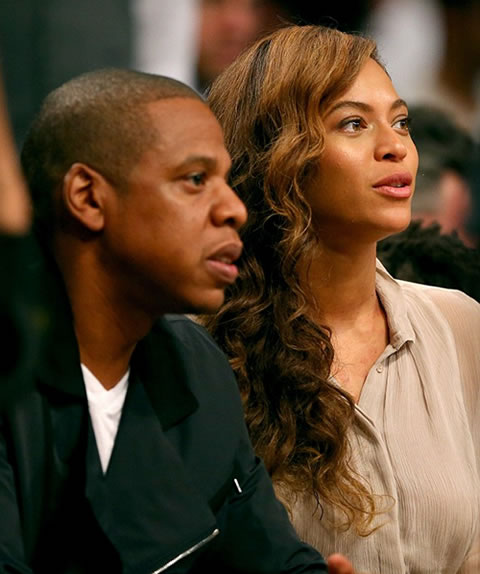 Jay Z和老婆Beyonce, 影星杰克·吉伦哈尔一起观看NBA季后赛..反差表情经典 (5张照片)