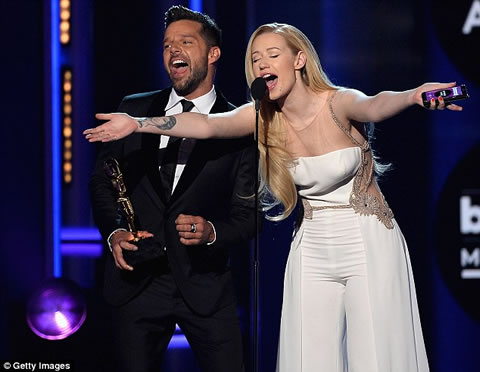 Iggy Azalea在2014 Billboard音乐大奖演出..后台与大牌J.Lo和Ricky Martin合影 (照片)
