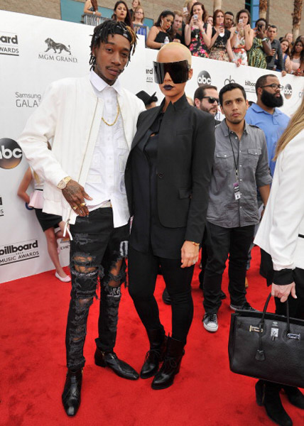 Wiz Khalifa最近迷上“破洞”服装，这次穿上时尚裤子，解暑! 老婆Amber戴上比脸还大的墨镜 (照片)