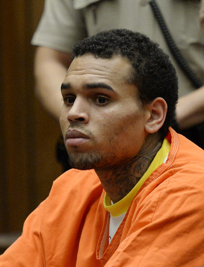 Chris Brown穿着监狱服出庭, 法官要求继续待在监狱里, 头发已长 (照片/庭上视频)