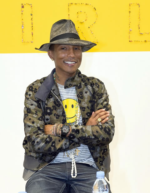 更新谜底：Eminem的名言出现在Pharrell 展览 Girl 艺术的法国巴黎艺术馆内 (照片)