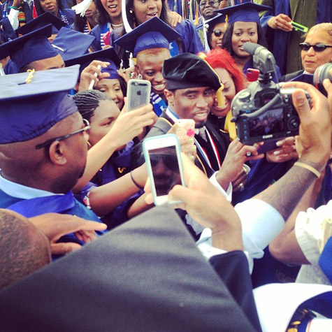骄傲的成就! 就在Dr. Dre成为亿万富翁时..Diddy获得哈佛大学颁发的名誉博士学位 (照片)
