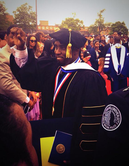 骄傲的成就! 就在Dr. Dre成为亿万富翁时..Diddy获得哈佛大学颁发的名誉博士学位 (照片)