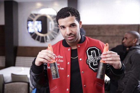 如果你是多伦多人那么够幸运..Drake在猛龙比赛送出清洁滚轮 (照片)