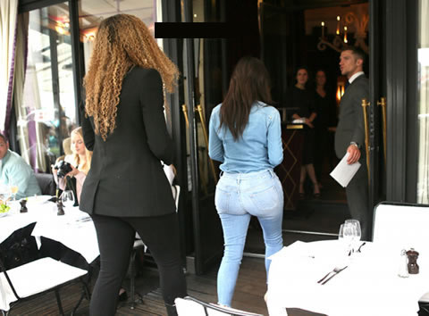 卡戴珊和好友/网坛巨星塞雷娜·威廉姆斯在巴黎一起吃饭 (照片)