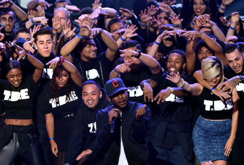 新时代更替! 新巨星Kendrick Lamar表演西海岸英雄Tupac的热歌California Love (视频)