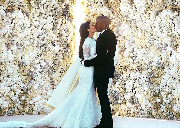 第一张官方Kanye West和妻子卡戴珊婚礼照片公布..第一张成为夫妻后接吻照 (照片) 