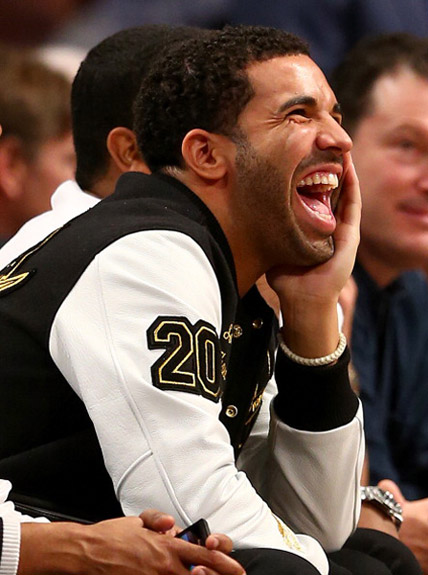 Jay Z, Beyonce, Drake同时在网队和猛龙队季后赛场边, Drake被“穿上”了网队球衣 (照片/视频)