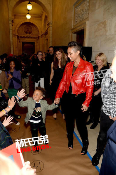 Alicia Keys儿子Egypt和李湘女儿Angela王诗龄一起和大师Ralph Lauren走时装秀 (照片/视频)