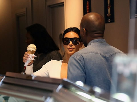 Oh! Kanye, 你在看什么? 他和未婚妻卡戴珊在巴黎购买最爱的夏日食品 (4张照片) 