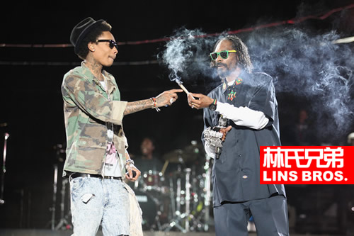 Snoop Dogg高兴地递给Wiz Khalifa大麻烟..看起来好像是新老交接棒的传递 (照片)