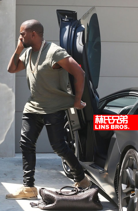 Kanye West回家感觉真好..开出75万美元超级跑车蓝博基尼+皮裤皮包很有型 (照片)