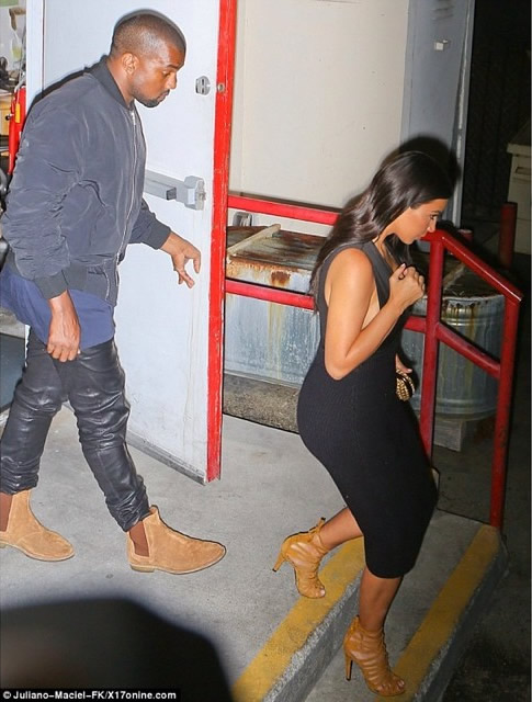 Kanye West和卡戴珊在跑车里欢笑..卡戴珊没穿内衣Show自然性感美 (照片)
