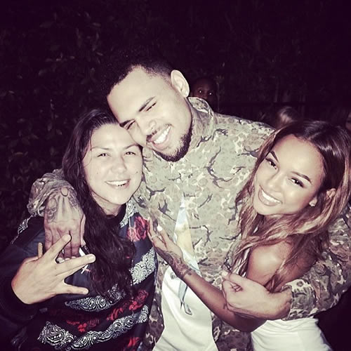 看看女友Karrueche有多爱Chris Brown..Breezy感动到向她膜拜了.. (视频)