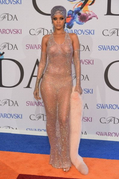 全裸Rihanna穿上“皇帝新衣”出席时尚颁奖典礼CFDA Fashion Awards..劲爆 (12张照片)