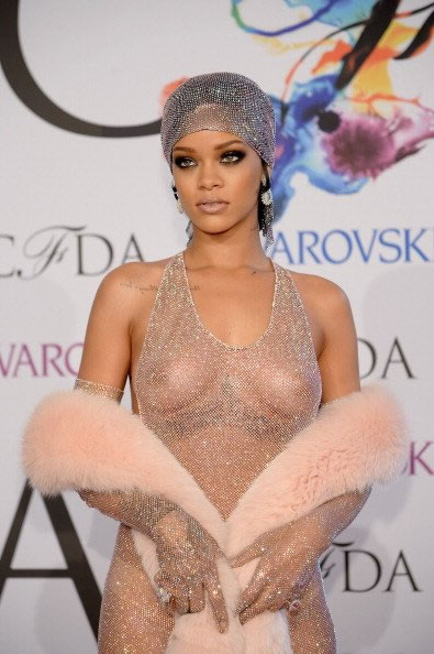 全裸Rihanna穿上“皇帝新衣”出席时尚颁奖典礼CFDA Fashion Awards..劲爆 (12张照片)