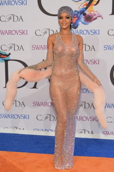 全裸Rihanna穿上“皇帝新衣”出席时尚颁奖典礼CFDA Fashion Awards..劲爆 (12张照片)