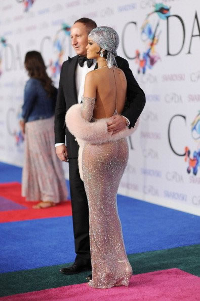 全裸Rihanna穿上“皇帝新衣”出席时尚颁奖典礼CFDA Fashion Awards..劲爆 (12张照片)