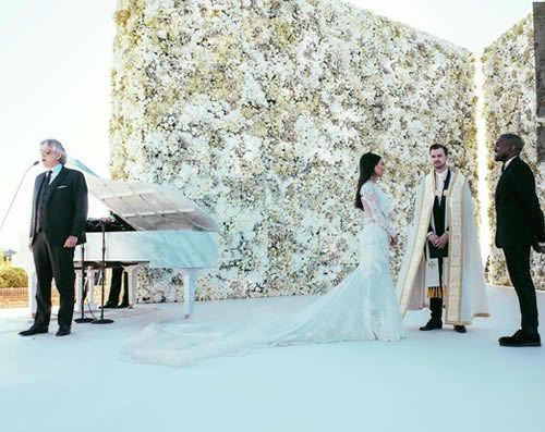 更多Kanye West和老婆卡戴珊结婚相册照片曝光 (4张照片)