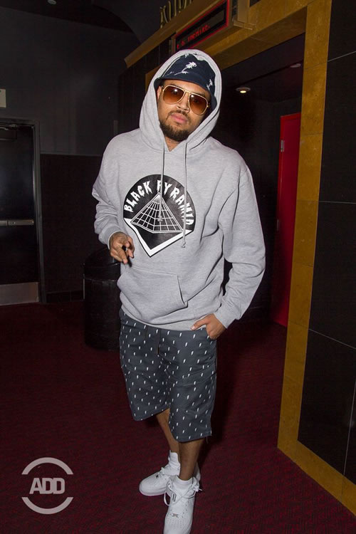 Chris Brown恢复本色时尚出席Def Jam Comedy Show (照片)