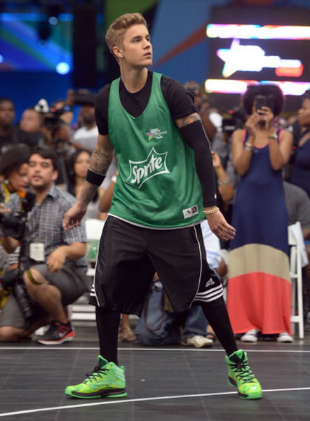 娱乐界篮球巅峰对决..Justin Bieber Vs. Chris Brown (照片)