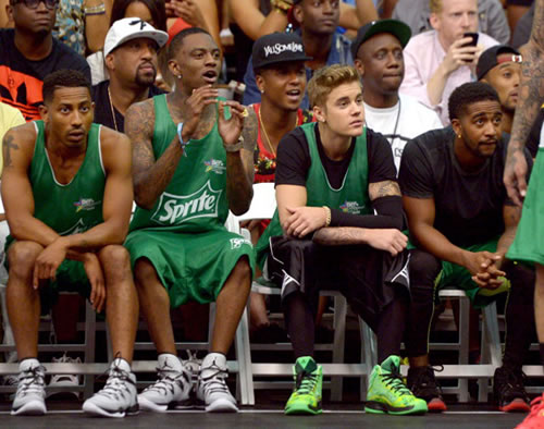 娱乐界篮球巅峰对决..Justin Bieber Vs. Chris Brown (照片)