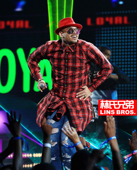 回归的Chris Brown与Lil Wayne & Tyga一起表演单曲Loyal..2014 BET Awards现场 (视频)