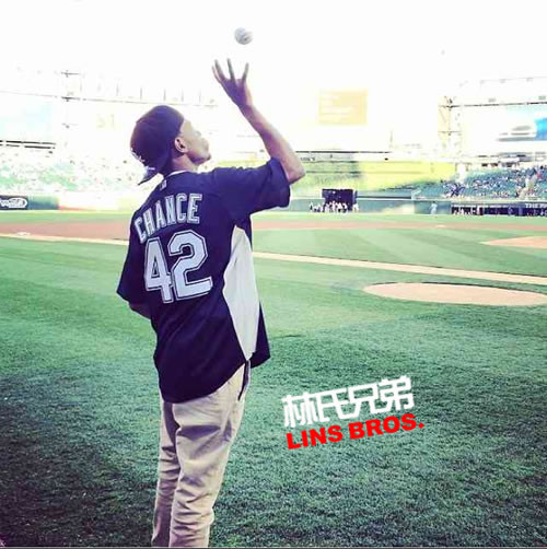Chance The Rapper在为家乡美职棒芝加哥白袜队投出第一球 (视频)