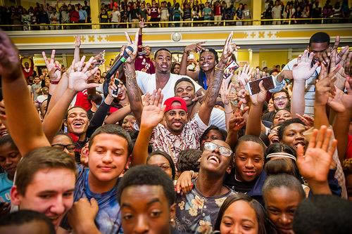 如果嘻哈明星Fabolous突然到一所高中当校长, 同学们什么反应? 课是上不进去了(照片)